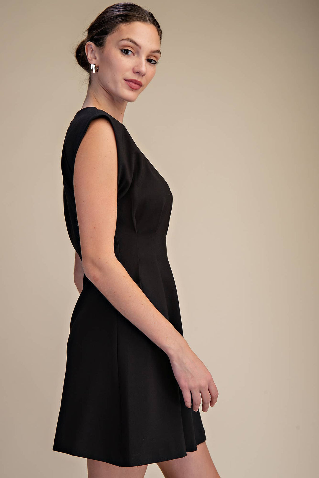 Glam Black Round Neck Pleated Midi Dress